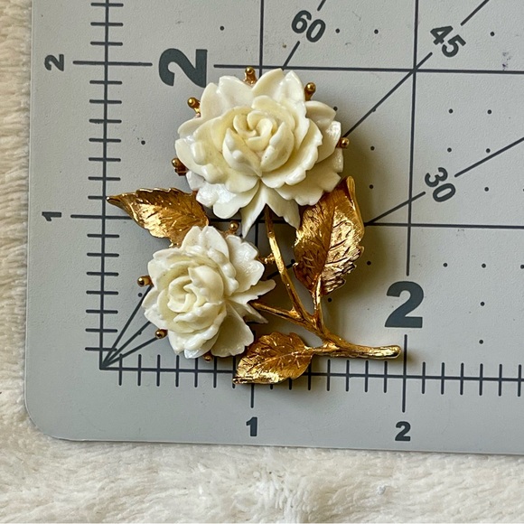 Vintage | White Rose Flower Carved Celluloid Gold Tone Brooch Pin - Picture 13 of 16